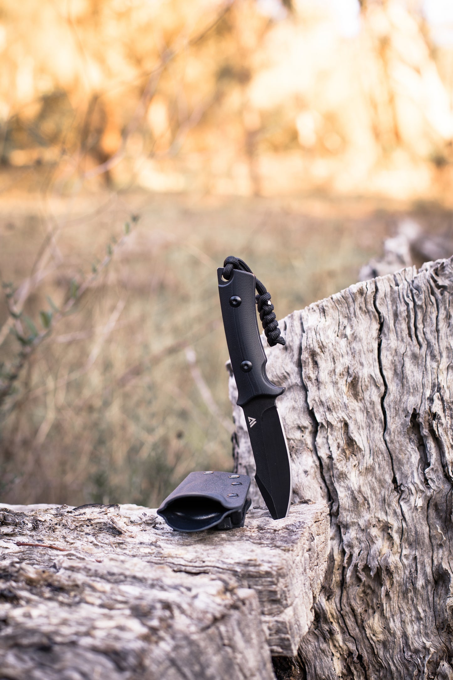 Wilora full tang hunting knife with short Kydex sheath outdoors